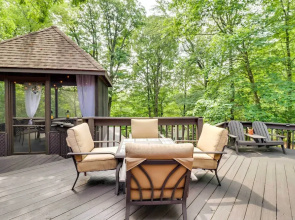 Outdoor Theater, Deck & Fire Pit: Poconos Retreat