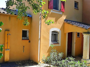 Cosy Holiday Home in Arles with Pool