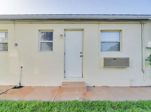 Walk to Gulf: Madeira Beach Condo w/ Patio