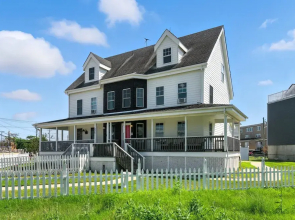 Stylish 3br Retreat Walk To Beach & Boardwalk 3 Bedroom Home