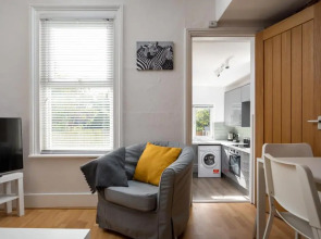 Market Street 5 min walk to town centre