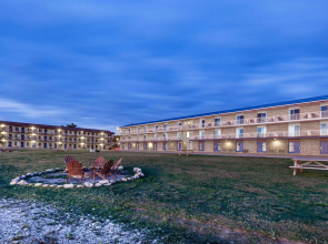 Days Inn & Suites by Wyndham St. Ignace Lakefront