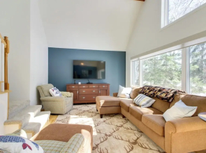 Breezy Point Cabin: Deck w/ Golf Course Views!