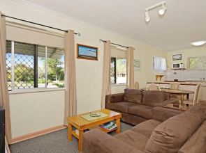 Lowset, pet friendly cottage - Sunset Ave, Bongaree