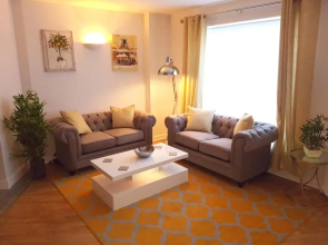3 Bed Luxury Town Center Apartment with 50 inch 4K TV (Netflix & NowTV Ent. Pass)