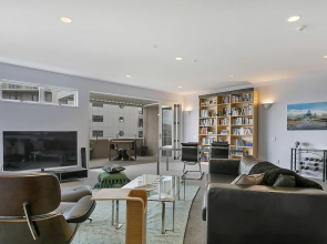QV Executive Penthouse with Parking - 782