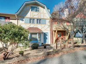 Bright Helen Cottage: Walk to Town!