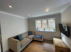 Ascot stunning and modern 4 bedroom town house with 156 sq ft garden office