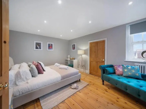 Huge House Pool Table Parking Garden sky tv Wifi