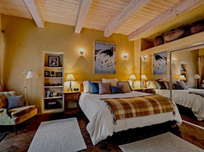 Antonia - Stylish Retreat, Blocks From Galleries and Restaurants of Canyon Rd. and The Plaza
