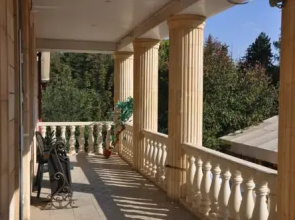 Akropol', Otel'