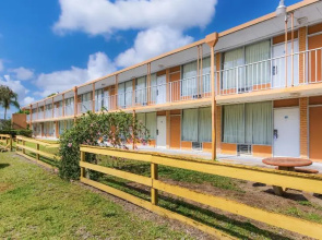 Hometowne Studios By Red Roof Vero Beach - I-95
