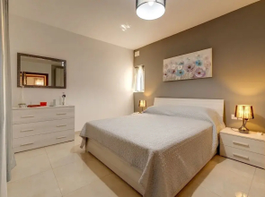 Stylish, Bright and Airy Apart in Central Bugibba