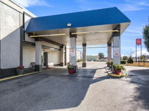 Econo Lodge Inn & Suites