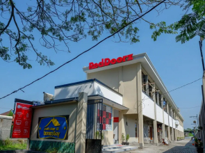RedDoorz near Padang Golf Adisucipto