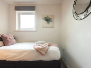 BEST PRICE! LARGE SPACIOUS 2 BED APARTMENT - King Size or Single Beds, Sofabeds, Smart TVs, FREE PARKING