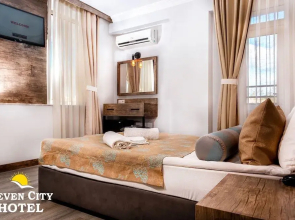 Seven City Hotel