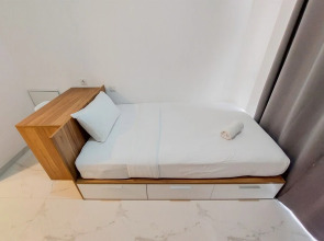 Homey And Warm Studio Room At Sky House Bsd Apartment