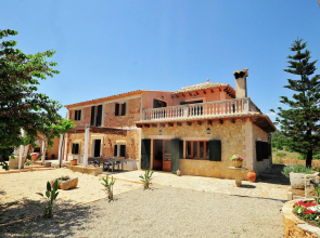 Large rustic country house for 12 people with garden and pool