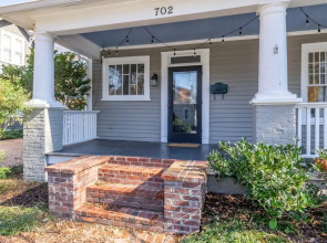 Magnolia Manor - Private Backyard - Close to Downtown