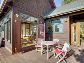 Romantic Ridgetop Escape w/ Hot Tub Near Mendocino