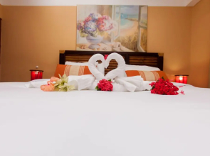 Hummingbird Suites 2A Sunrise King Suite