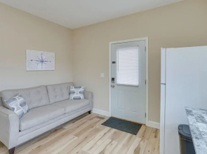 Lake Ozark Apartment w/ Balcony < 1 Mi to Water!