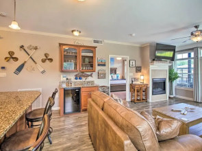 Lakefront Condo w/ Lake Access, 4 Mi to Oaklawn!