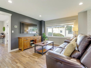 1 Mi to Historic Dtwn: Dog-friendly Everett Home!