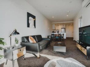 Luxury on Lonsdale - 1 Bed 1 Bath 1 Carsp Apt