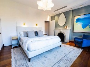 E10-3 I 3BR 2 5 Baths Designer East Village Townhouse Triplex