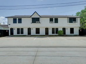 4 Mi to Iah: Suburban Houston Townhome