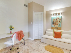 Shop & Explore: Duplex Unit 8 Mi to NRG Stadium!