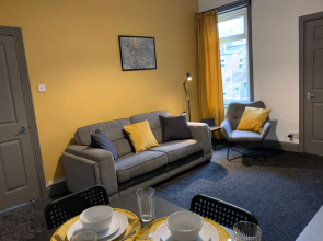 Rectory - Lovely 4 bedroom maisonette Gateshead free parking