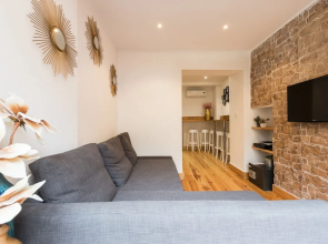 Liberty Patio Two-Bedroom Apartment w/ Patio - by LU Holidays