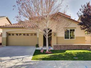 Desirable Reno Apartment: 15 Mi to Ski Slopes!