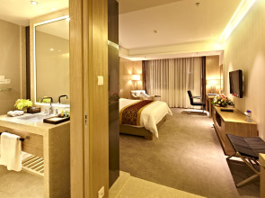 Guangzhou Pearl River International Hotel （Yijing Lu Metro Station）