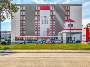 Americas Best Value Inn & Suites-Bush Int'l Airport West