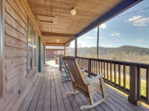 Walk to White River: Mountain View Family Cabin!