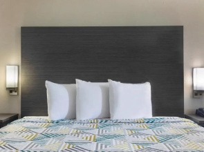 Econo Lodge Inn & Suites