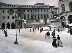 Residenza Due Torri check in presso HOTEL CENTRALE Vicolo Cattani 7