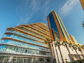 Deluxe Apartment Steps to St George s Bay