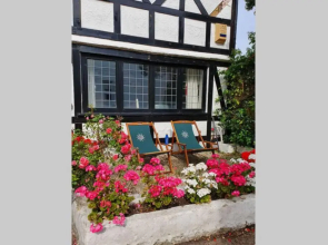 Bournemouth secluded cottage 10mins walk to beach