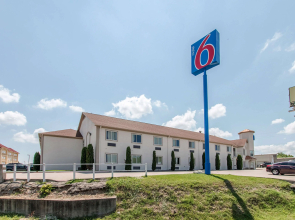 Motel 6 Hutchins