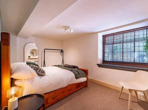 Stunning Modern City Centre Apartment Retreat