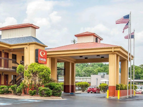 Econo Lodge Inn & Suites