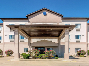 Quality Inn & Suites Salem near I-57