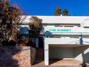 Summit 9 - Modern and stylish newly renovated apartment