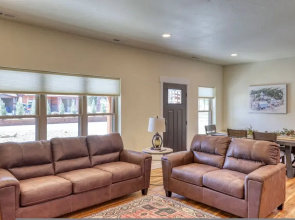 Gold Mining Condo King Bed Modern Comforts