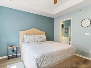 Lakefront 1st-floor Condo, Screened Patio, Pools & Courts